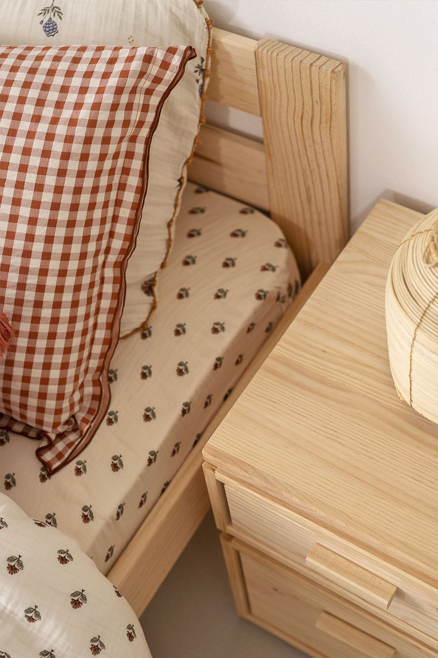 Imagen de ambiente 2 para:Cama individual de madera maciza